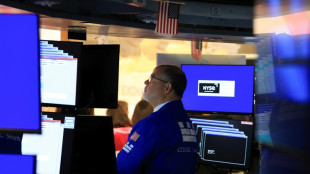 Wall Street ouvre en baisse, plomb&eacute;e par le p&eacute;trole et les taux 