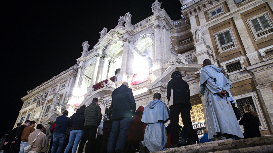 Tomba del Papa in marmo ligure,sola scritta 'Franciscus'