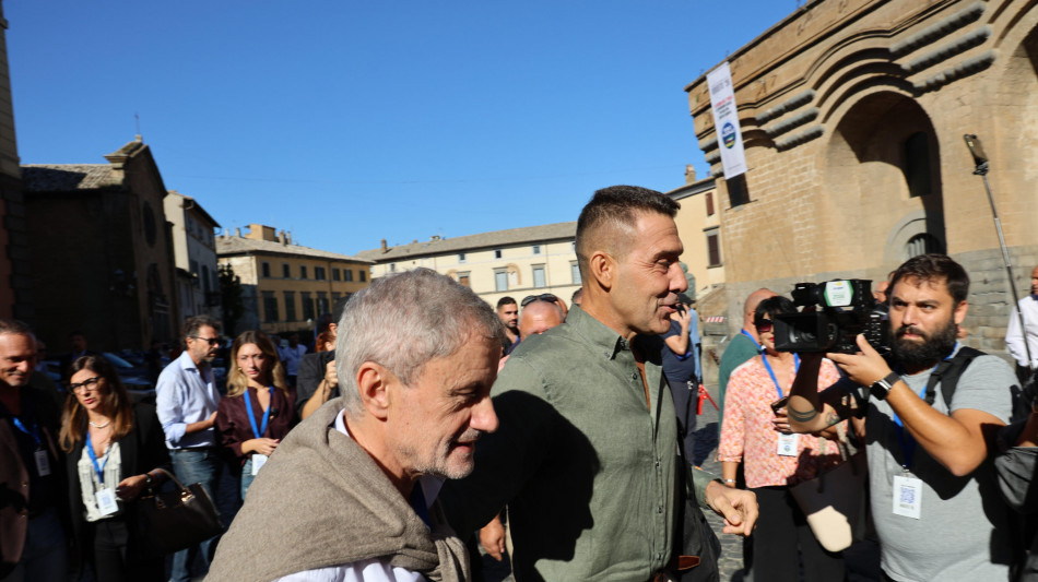 A Orvieto picchetto antifascista contro Vannacci, 'le sue idee una ferita all'Italia'