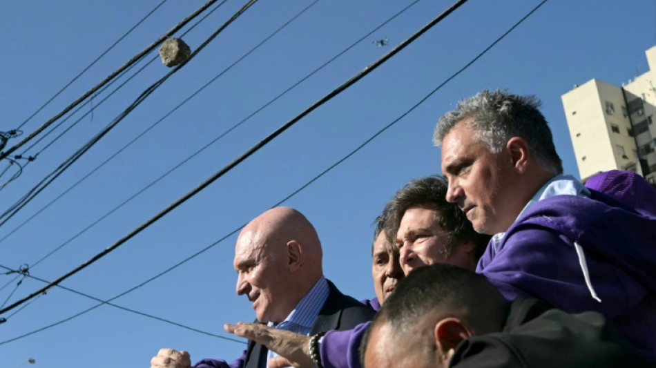 Argentiniens Präsident Milei bei Wahlkampfauftritt mit Steinen beworfen