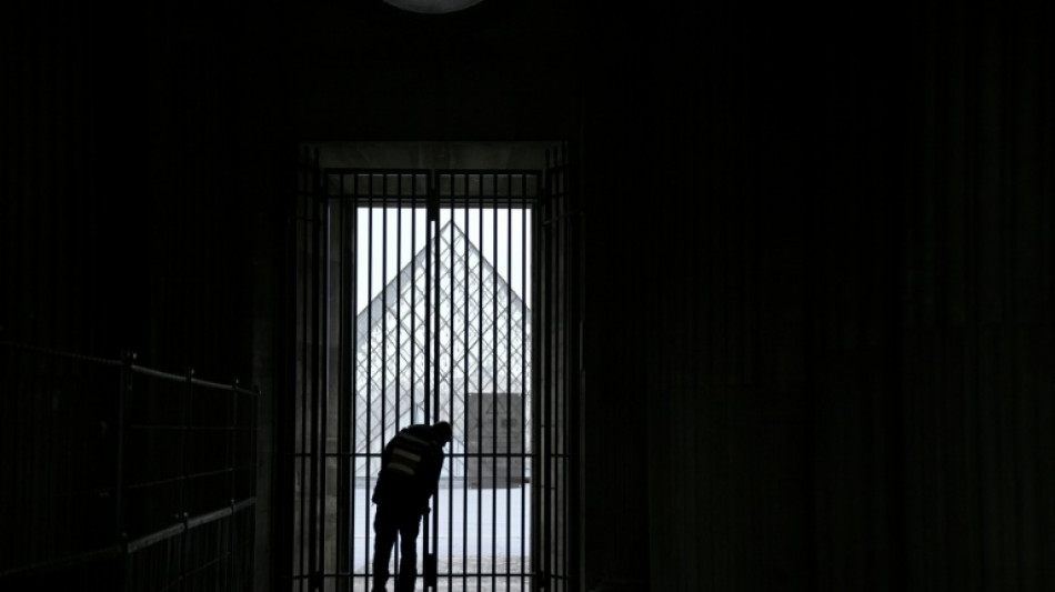 France intensifies hunt for Louvre raiders