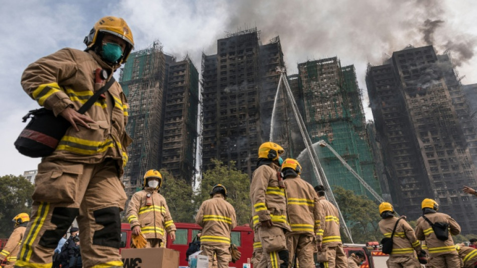 Hong Kong procura centenas de desaparecidos ap&oacute;s inc&ecirc;ndio que deixou 65 mortos