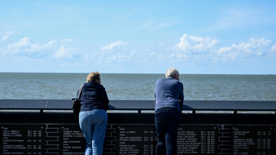 Aux Pays-Bas, un village de pêcheurs à la recherche des disparus en mer