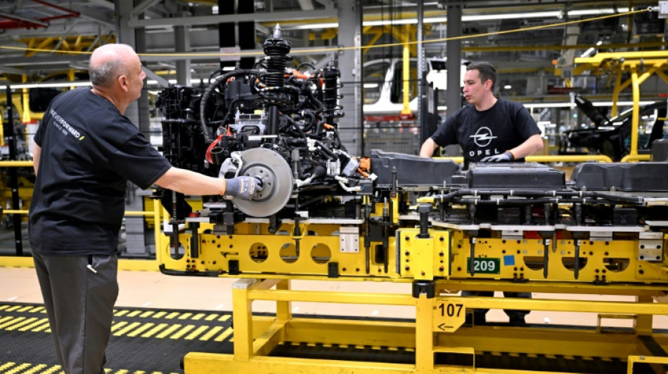 Pour les 125 ans d'Opel, des salari&eacute;s c&eacute;l&egrave;brent le virage &eacute;lectrique