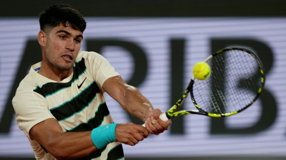 Alcaraz wobbles but reaches French Open last 16
