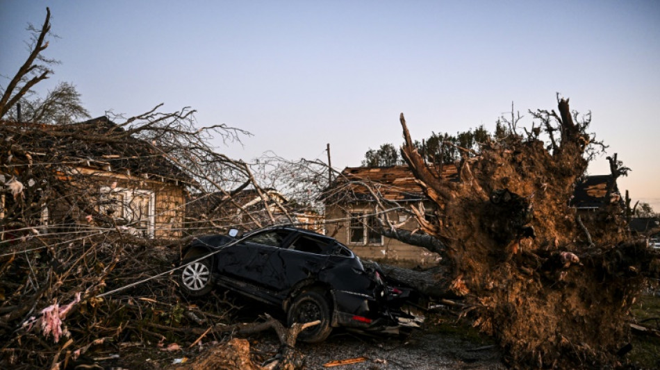 Dans le Mississippi, "zone de guerre" apr&egrave;s une tornade, l'aide s'organise