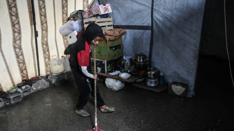 Tremp&eacute;s sous leurs tentes, des Gazaouis affrontent la pluie hivernale