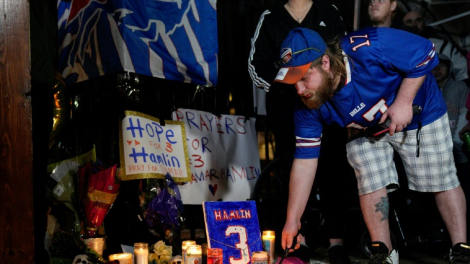 NFL: le joueur des Bills, toujours dans un &eacute;tat critique, montre des signes d'am&eacute;lioration