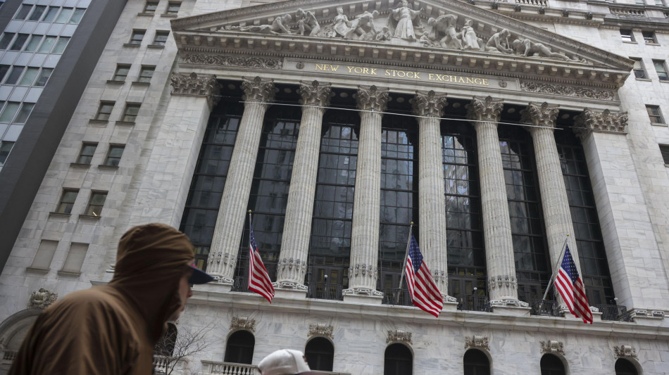 Wall Street riduce le perdite, Dj -3,15%, Nasdaq -4,63%