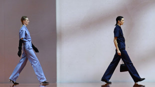 Prada completa l'acquisizione di Versace