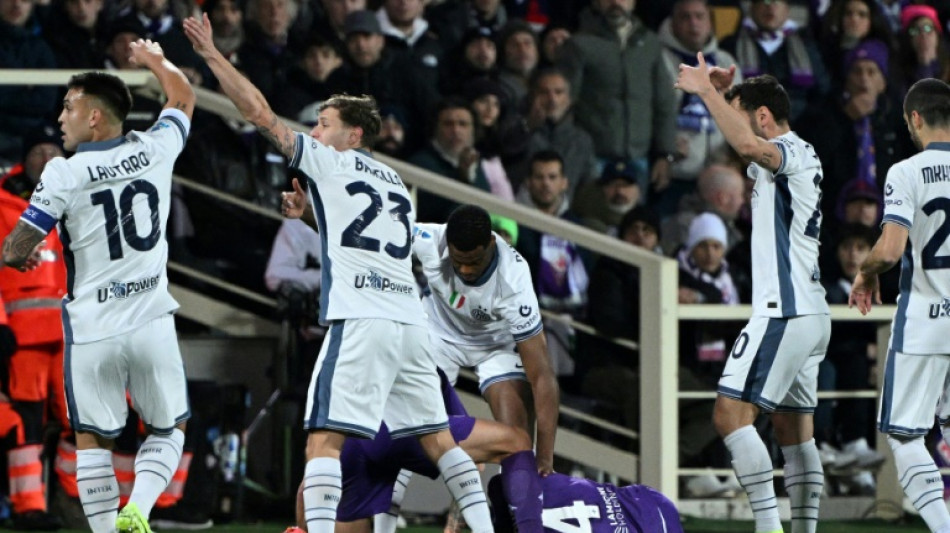 Foot: Fiorentina-Inter report&eacute; apr&egrave;s le malaise d'un joueur, Naples assure