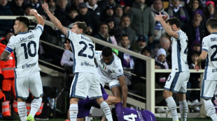 Foot: Fiorentina-Inter report&eacute; apr&egrave;s le malaise d'un joueur, Naples assure