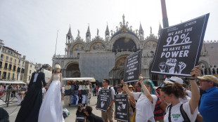Tensioni in piazza San Marco per protesta 'No Bezos'