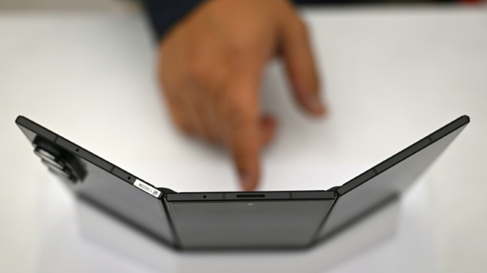 Samsung pr&eacute;sente son premier t&eacute;l&eacute;phone pliable en trois