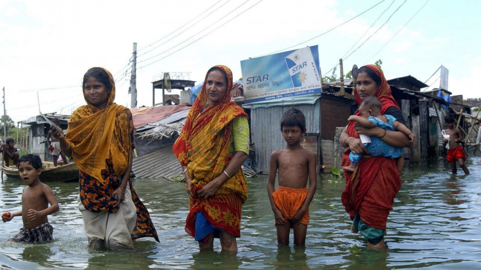 'Frana su un campo profughi in Bangladesh uccide 7 bambini e un insegnante'