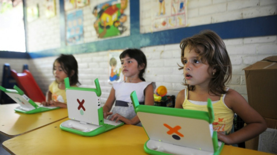 La militar ministra de Educación de El Salvador ordena "disciplina" en las escuelas