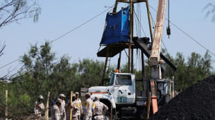 Familiares de mineros atrapados en México conservan la fe en verlos vivos