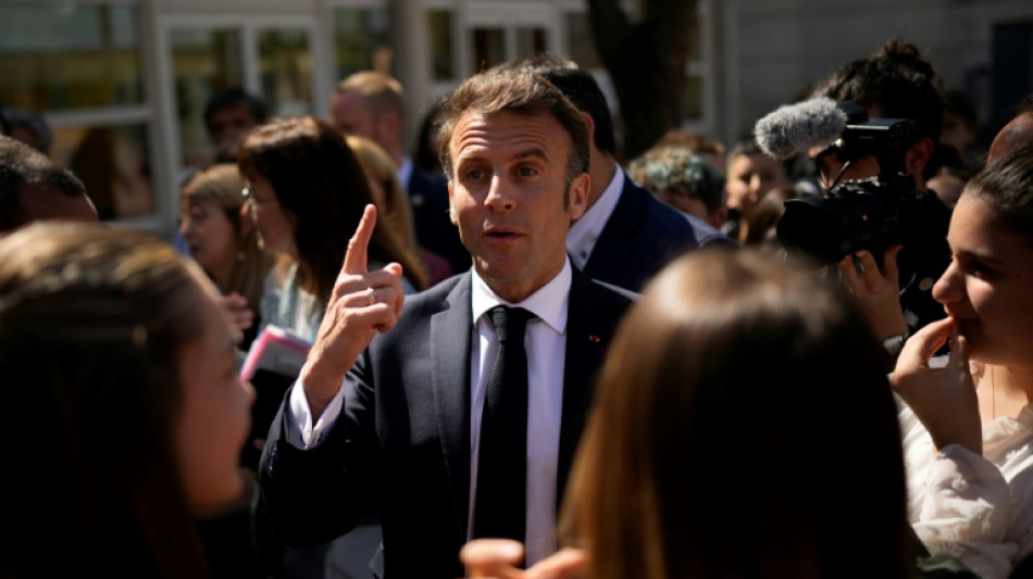 Macron cajole les enseignants, manifestants tenus &agrave; distance
