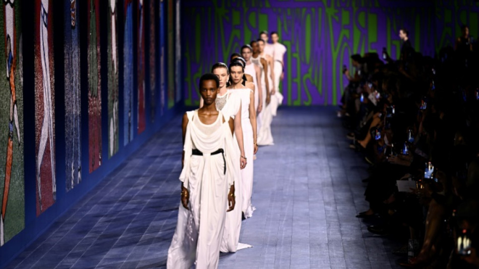 Dior invoca a las diosas del Olimpo, Iris Van Herpen a mariposas en una tela