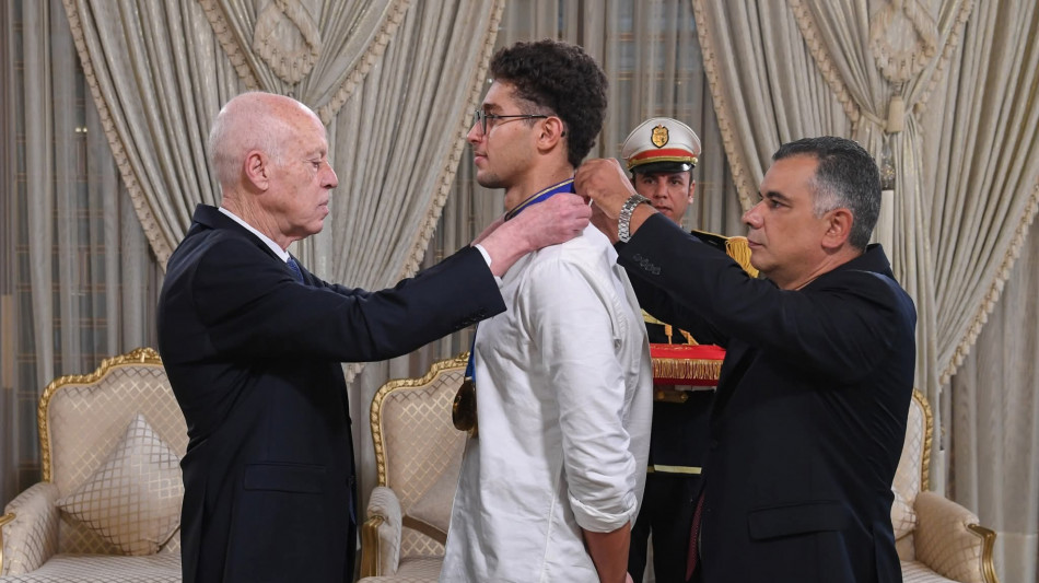 Presidente Tunisia premia campione del mondo di nuoto Jaouadi