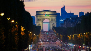 JO de Paris: une derni&egrave;re f&ecirc;te sur les Champs-Elys&eacute;es pour c&eacute;l&eacute;brer l'&eacute;quipe de France