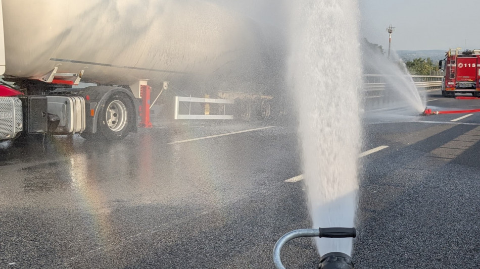 Ancora chiusa A1, in corso travaso del Gpl