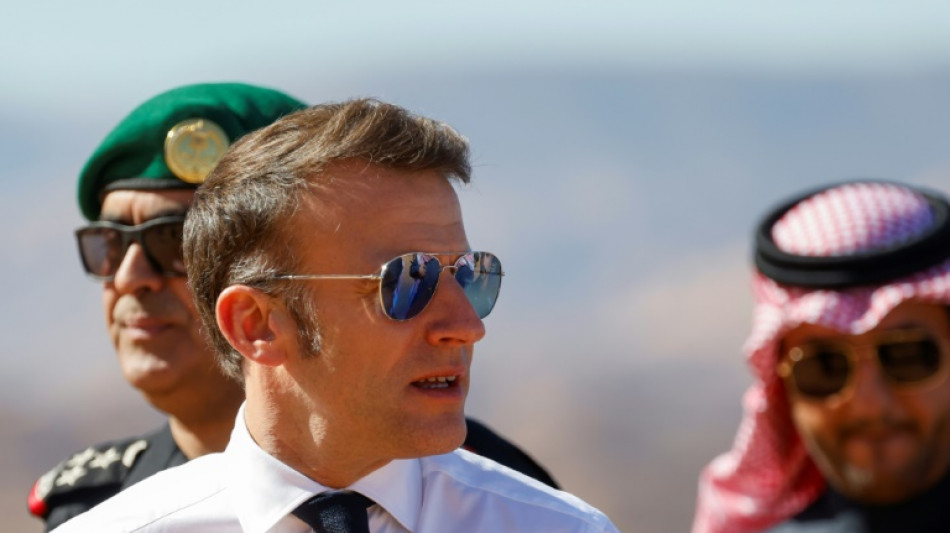 A 4.000 km de la crise fran&ccedil;aise, Macron d'Arabie, comme si de rien n'&eacute;tait