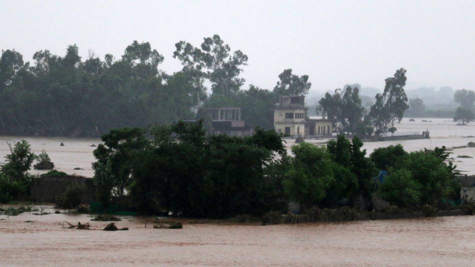 Pakistan: frana travolge volontari dopo alluvione, 9 morti