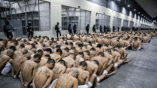 Trasladan a otros 2.000 presuntos pandilleros a megac&aacute;rcel en El Salvador