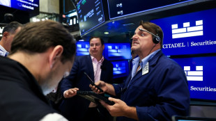 Wall Street ouvre en baisse, plomb&eacute;e par les taux obligataires et le p&eacute;trole