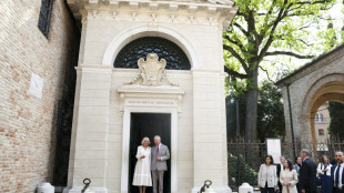 Charles et Camilla sur la tombe de Dante, père de la langue italienne