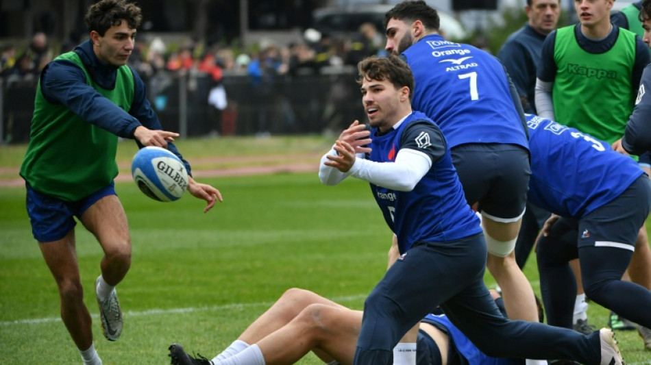 Tournoi des six nations: les Bleus avec "une envie encore d&eacute;cupl&eacute;e", promet Dupont
