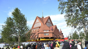 Chiesa storica spostata intera su strada per 5 km in Svezia