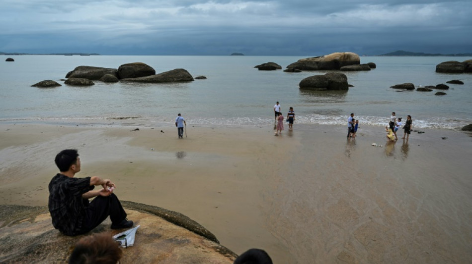 "Pas inquiets": sur une plage face &agrave; Ta&iuml;wan, des Chinois insouciants