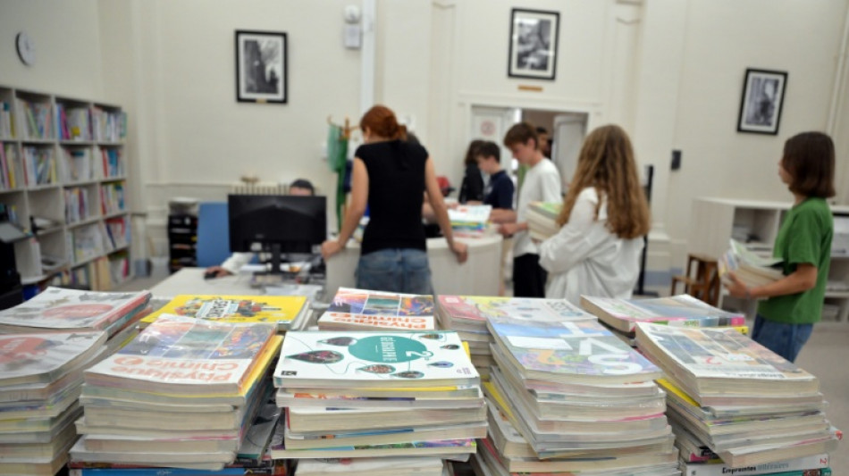 Crainte face à la disparition progressive des manuels dans les lycées