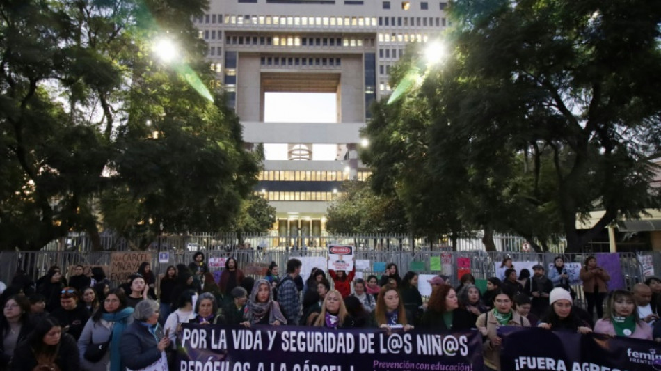 Chilenas piden la renuncia del senador que defendi&oacute; a su padre condenado por pederastia