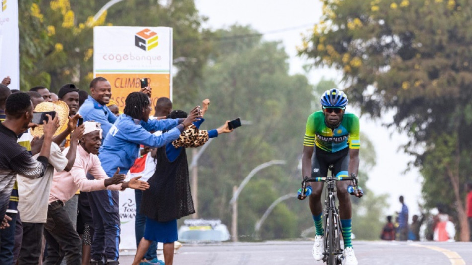 La route sem&eacute;e d'emb&ucirc;ches d'un cycliste rwandais vers les sommets