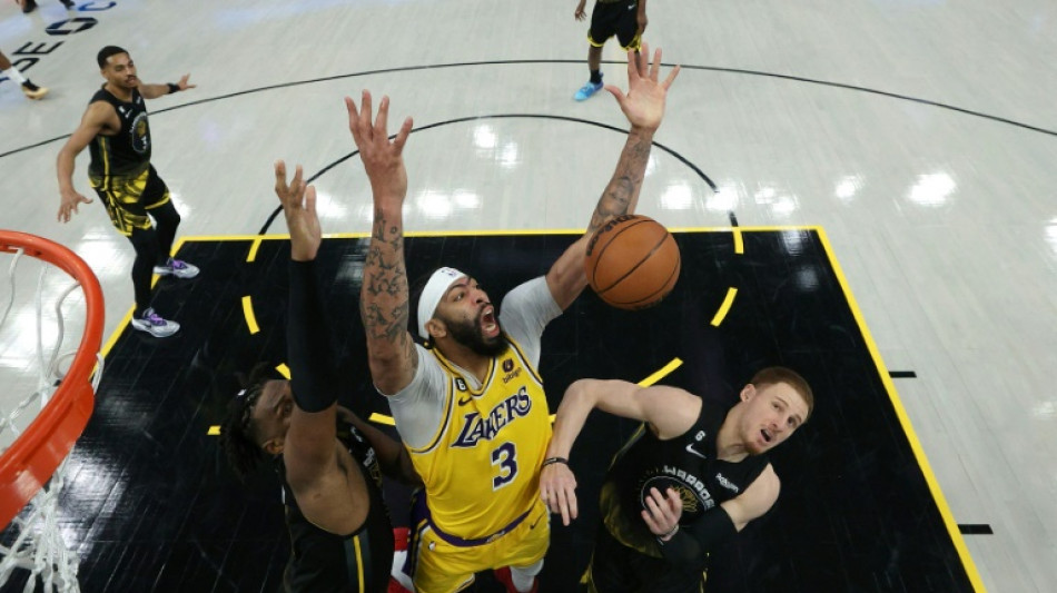 Davis leads Lakers over Warriors, Knicks square series