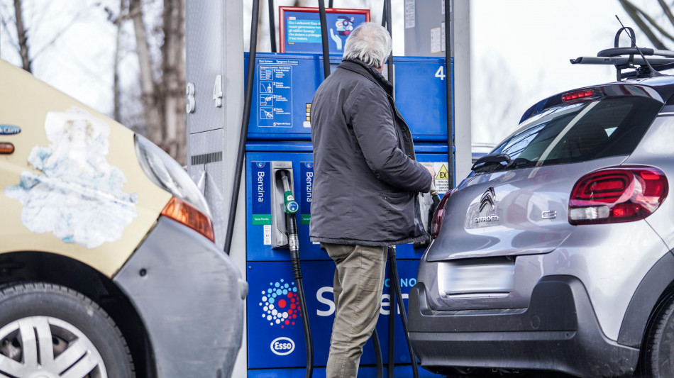 Prezzo del petrolio in lieve aumento, Wti scambiato a 65,34 dollari