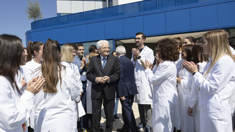 Mattarella, le famiglie stentano, i salari sono insufficienti