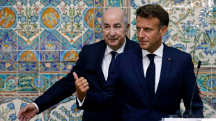 Macron poursuit sa visite en Alg&eacute;rie pour "b&acirc;tir l'avenir"