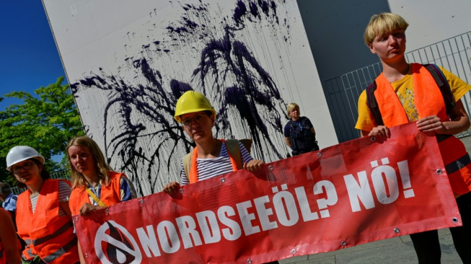 Klimaaktivisten demonstrieren mit versch&uuml;tteter Farbe vor Kanzleramt
