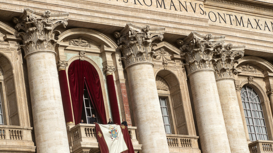 Il Papa all'Urbi et Orbi, condanna la corsa al riarmo