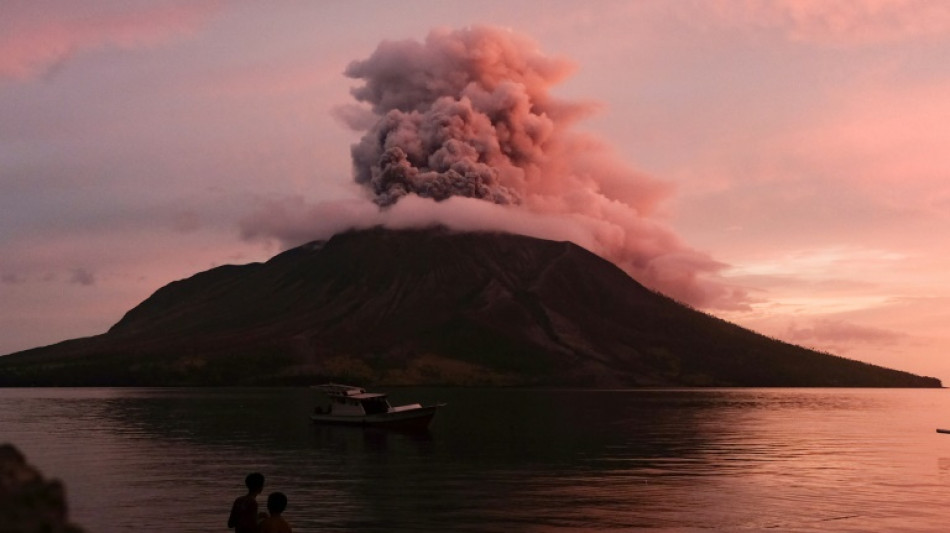 Volcan Ruang: l'Indon&eacute;sie abaisse le niveau d'alerte, rouvre un a&eacute;roport