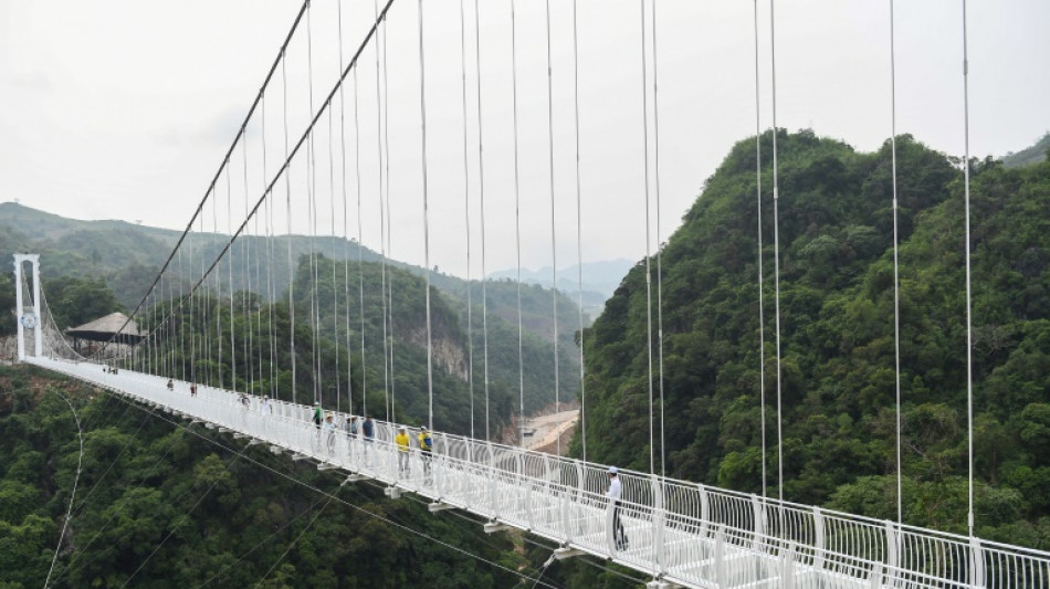 Vietnam inaugura un vertiginoso puente de cristal entre dos monta&ntilde;as