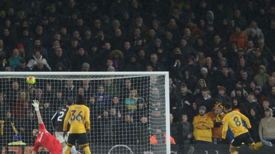 Lanterna Wolverhampton vence Aston Villa com gol de Jo&atilde;o Gomes