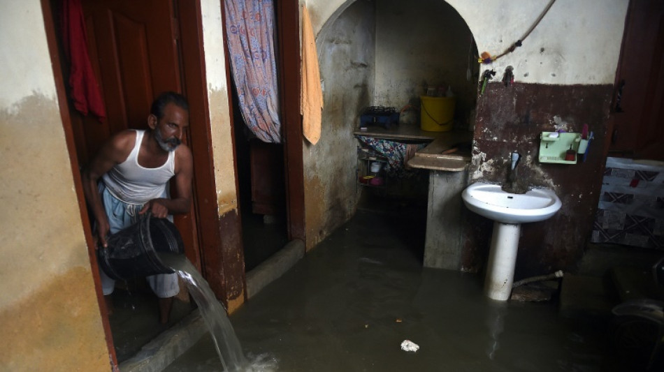 Pakistan: les habitants de Karachi accabl&eacute;s par les pluies de mousson