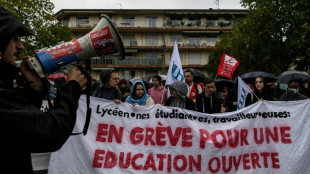 Lyc&eacute;es: les cours reprennent mais des blocages subsistent avant des manifestations cet apr&egrave;s-midi