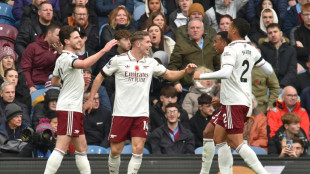 Arsenal cruise against Burnley as Man Utd held