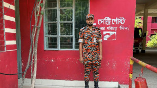 Explosion au Bangladesh: sa brigade d&eacute;cim&eacute;e sous ses yeux, un pompier s'en sort indemne 